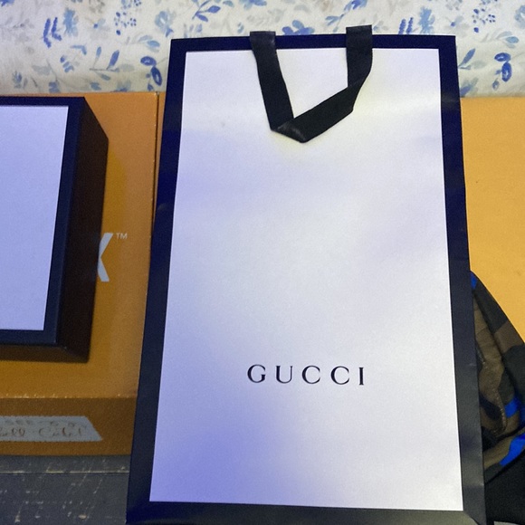 Selling a great Gucci belt black iltalian leather get it before it’s gone - Picture 2 of 5